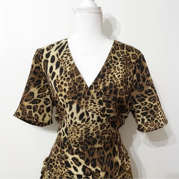 𝅺NWT NASTY GAL ANIMAL LEOPARD CINCHED SHORT SLEEVE  FAUX WRAP SLIT DRESS - 10 - Picture 5 of 14
